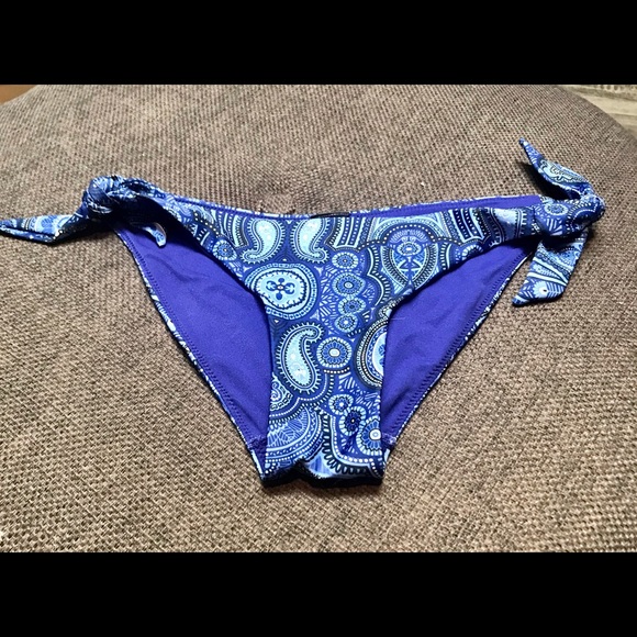Donated 2/24 Bikini Bottoms NWOT H & M blue paisley 8 - Picture 1 of 4